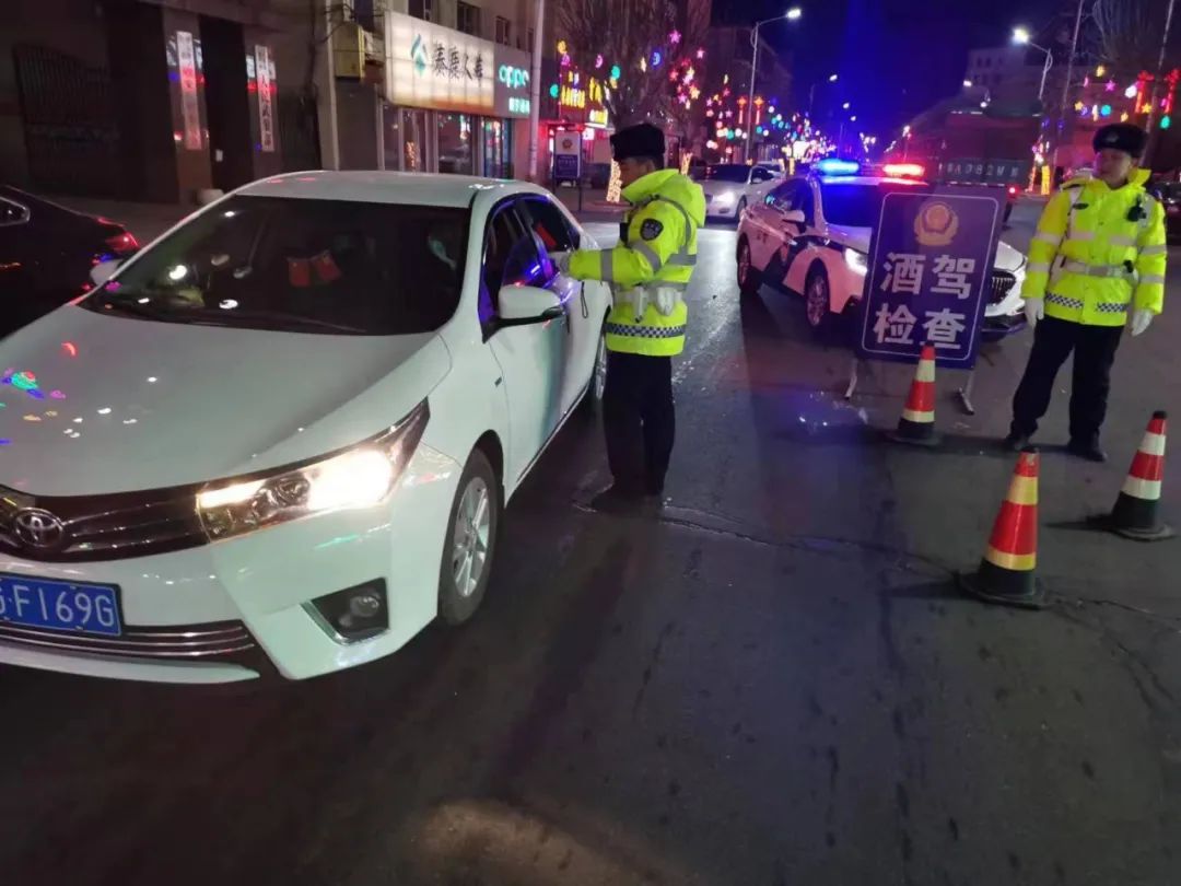 交警夜查酒驾图片高清图片