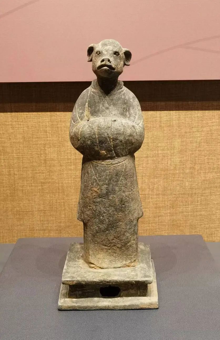 另外,有些陶俑有络腮胡子,是典型的胡人形象,想来那时候