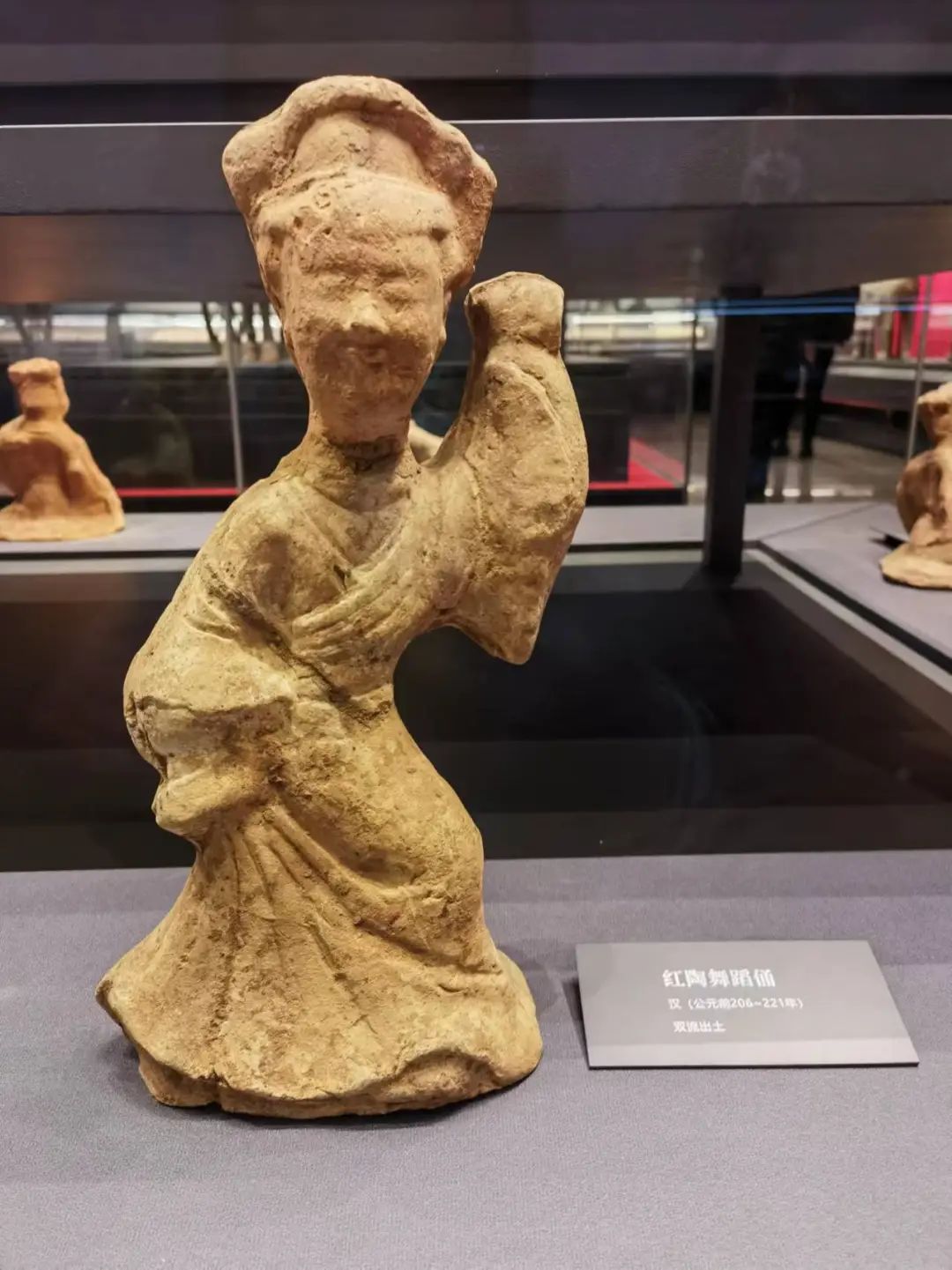 历史学家霍巍曾经指出:"四川汉代的陶俑和中原出土的俑类相比,没有