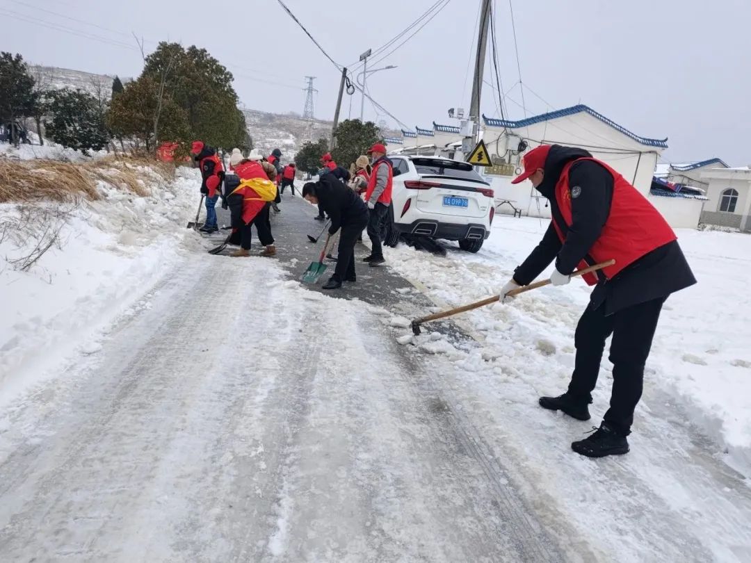 扫雪除冰暖心田 巾帼志愿者在行动