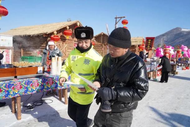 靖宇大隊民警奔走於花園口鎮映山紅廣場雪谷市集內的各個攤位,組織