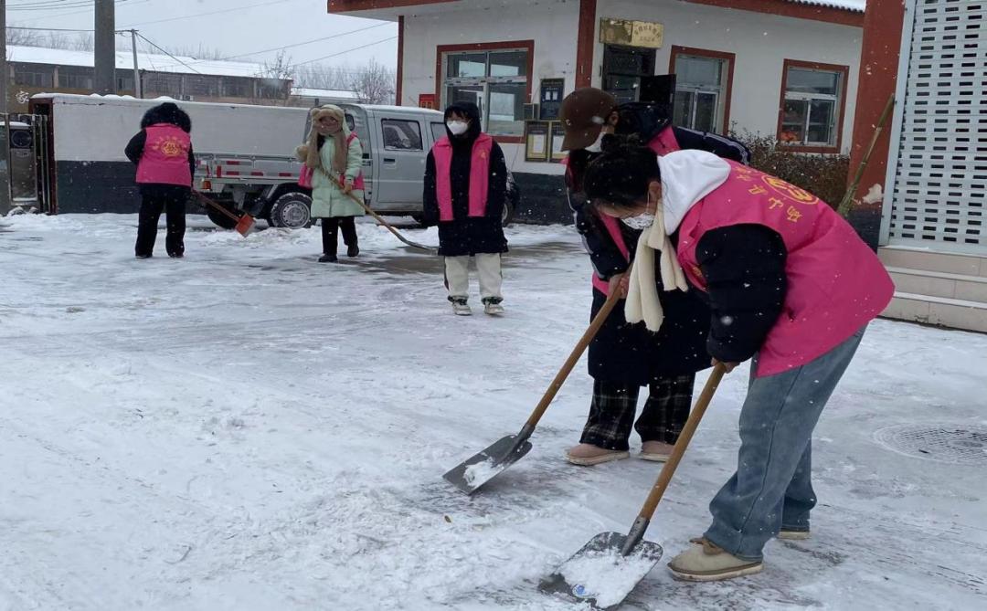 农村女生扫雪图片图片