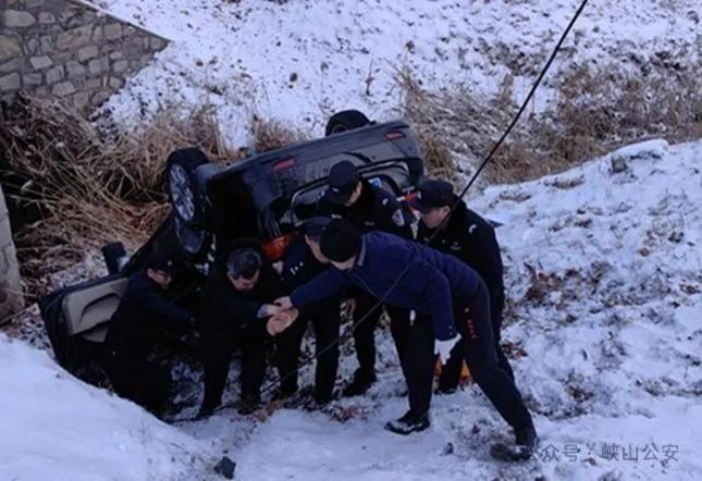 车辆雪天翻沟,峡山民警紧急救援_澎湃号·政务_澎湃新闻-the paper