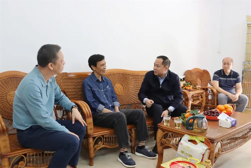 梁明慰问离退休老干部钟文秋(陈淑嘉 摄)在离退休老干部钟文秋家中