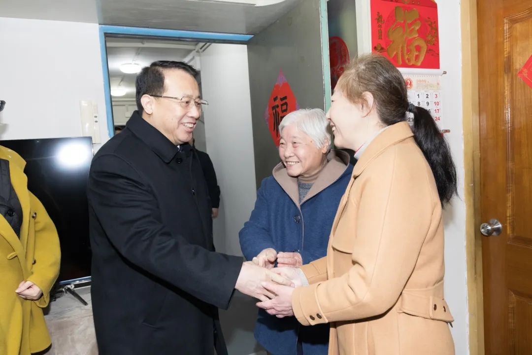 曹秉慧与女儿,父母同住,还要照顾重残的弟弟,生活困难.