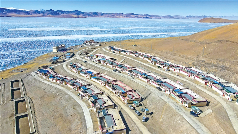 浪卡子县打隆镇推瓦村牧羊转场:蓝色冰湖上的生命律动_澎湃号·政务