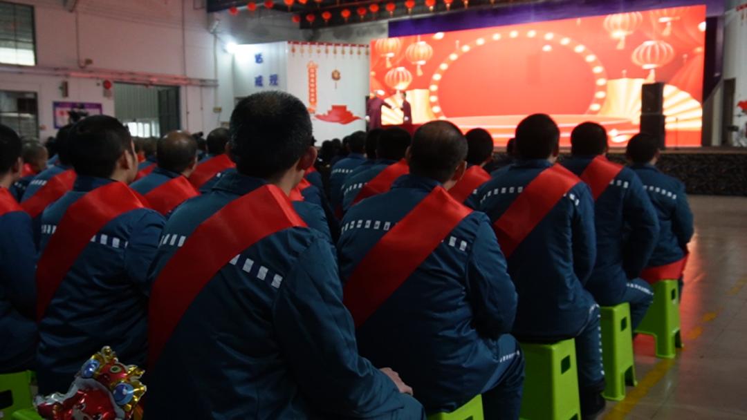 年夜饭后看"春晚"是许多家庭的习惯,军天湖监狱也邀请服刑人员家属在