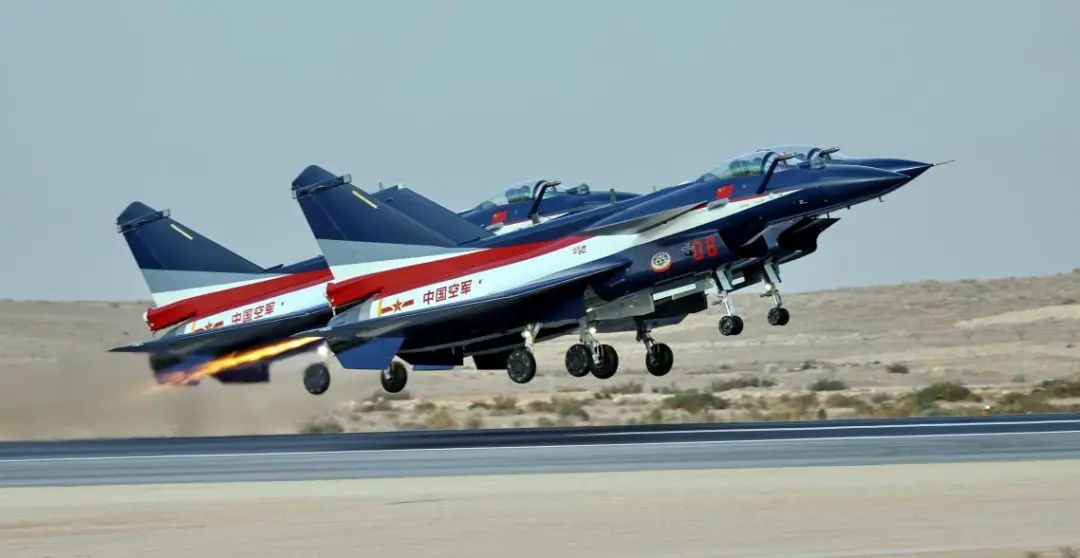 空军八一飞行表演队亮相沙特,炫舞利雅得天空_号