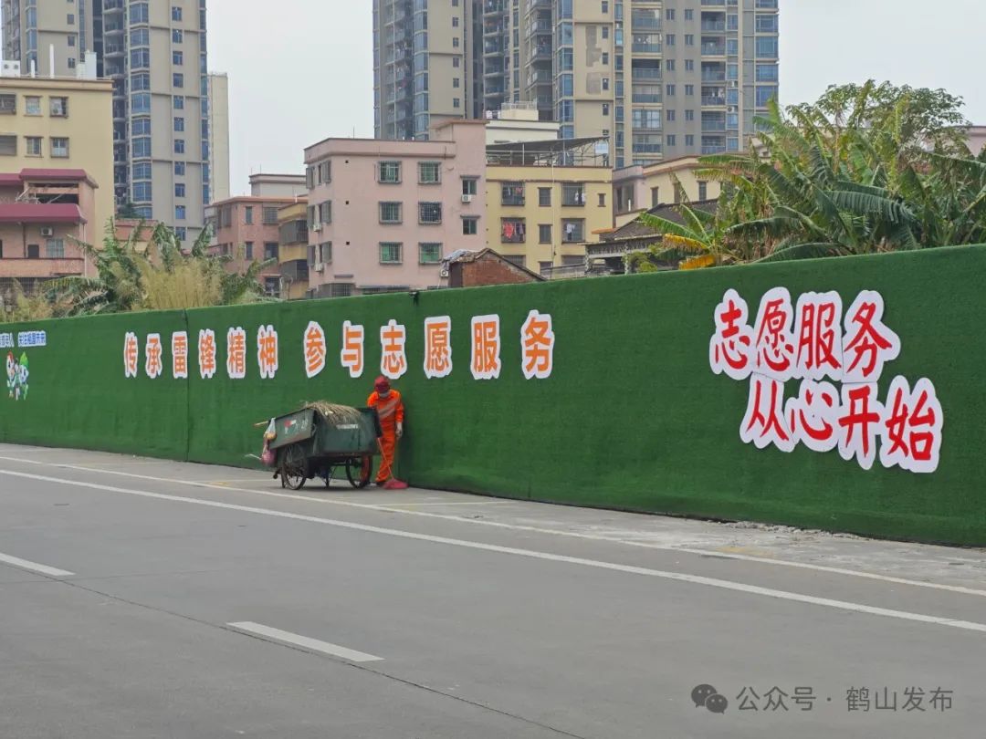 到处都能看得到围挡上印有文明的标语,我觉得这是很好的事情,感受到
