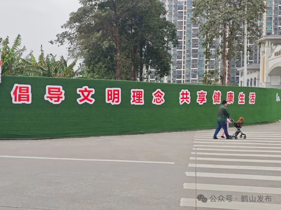 城郊及各镇的建筑围挡已全部更换成仿真绿植为底,彩色图片和文字标语