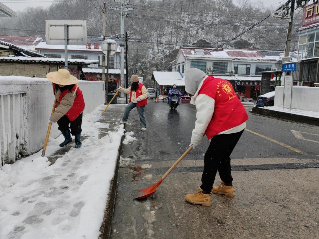 农村女生扫雪图片图片