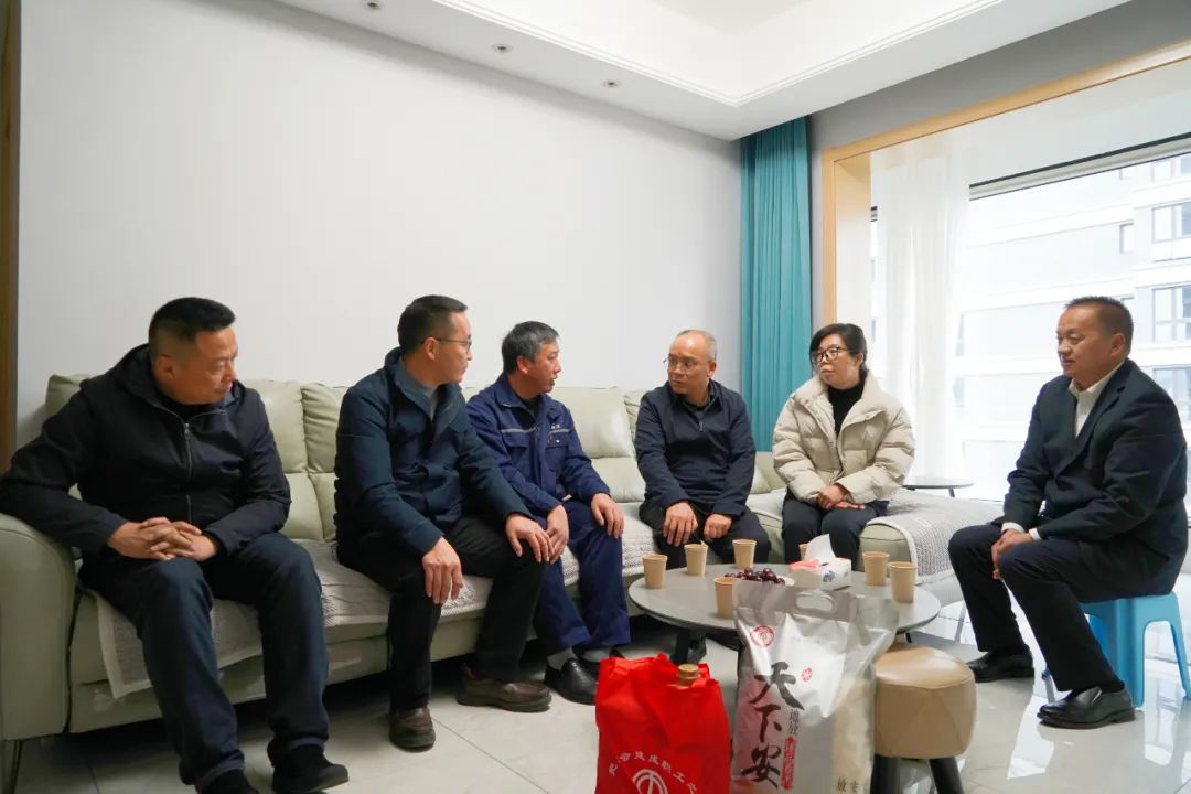 昆明市总工会领导看望慰问劳模,困难职工_澎湃号