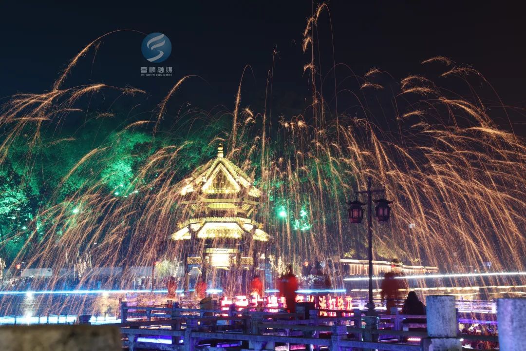 打铁花线上预约方式来啦这个春节来富顺西湖与璀璨星空约个会吧