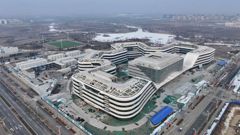 建设中的雄安中国电信智慧城市产业园(2月6日摄,无人机照片)