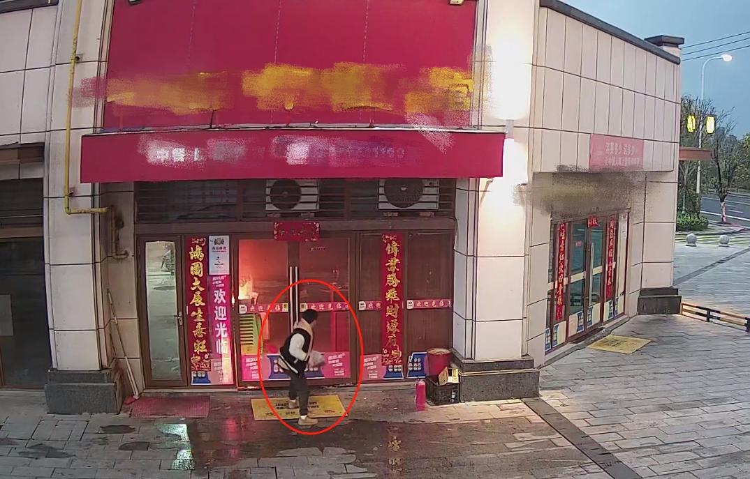 監控曝光!龍哥為何4次砸門闖入無人店鋪?_澎湃號