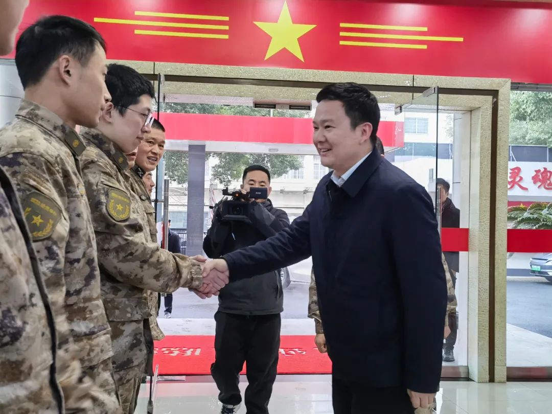 张昆仑首先来到人武部,与驻诸部队官兵一一握手,亲切交流,详细了解