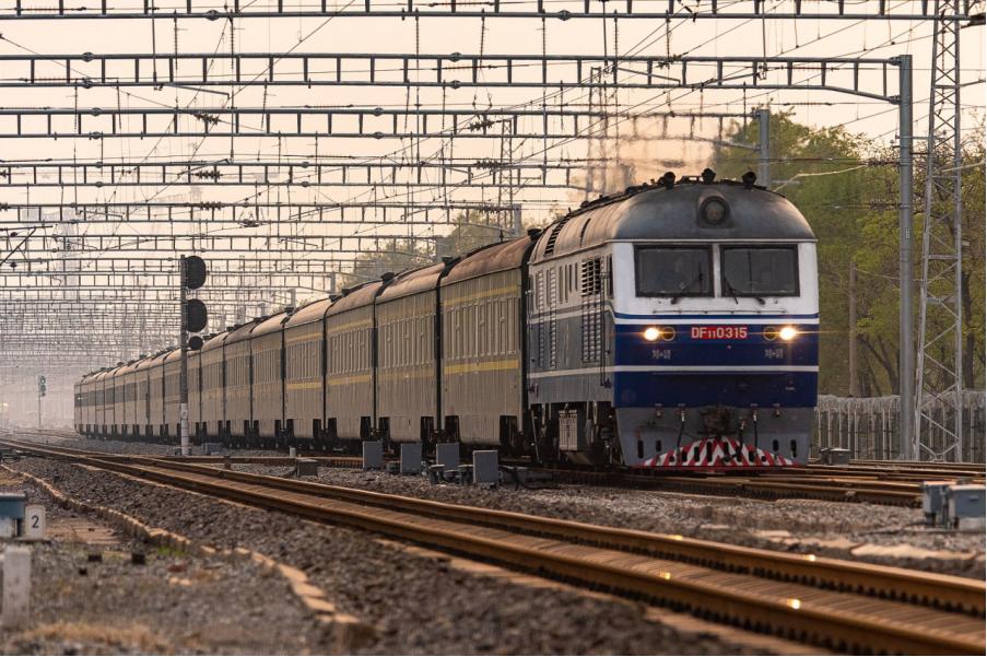 东风11型柴油机车,图片来源:wikipedia所以对高铁动车组影响最严重的"