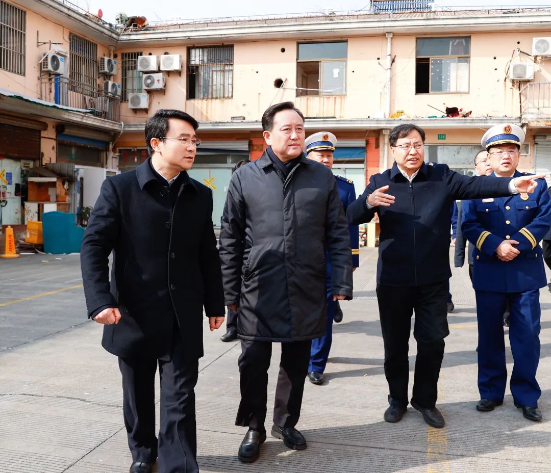 守牢城市安全底线让广大市民群众过一个欢乐祥和平安的春节程向民带队