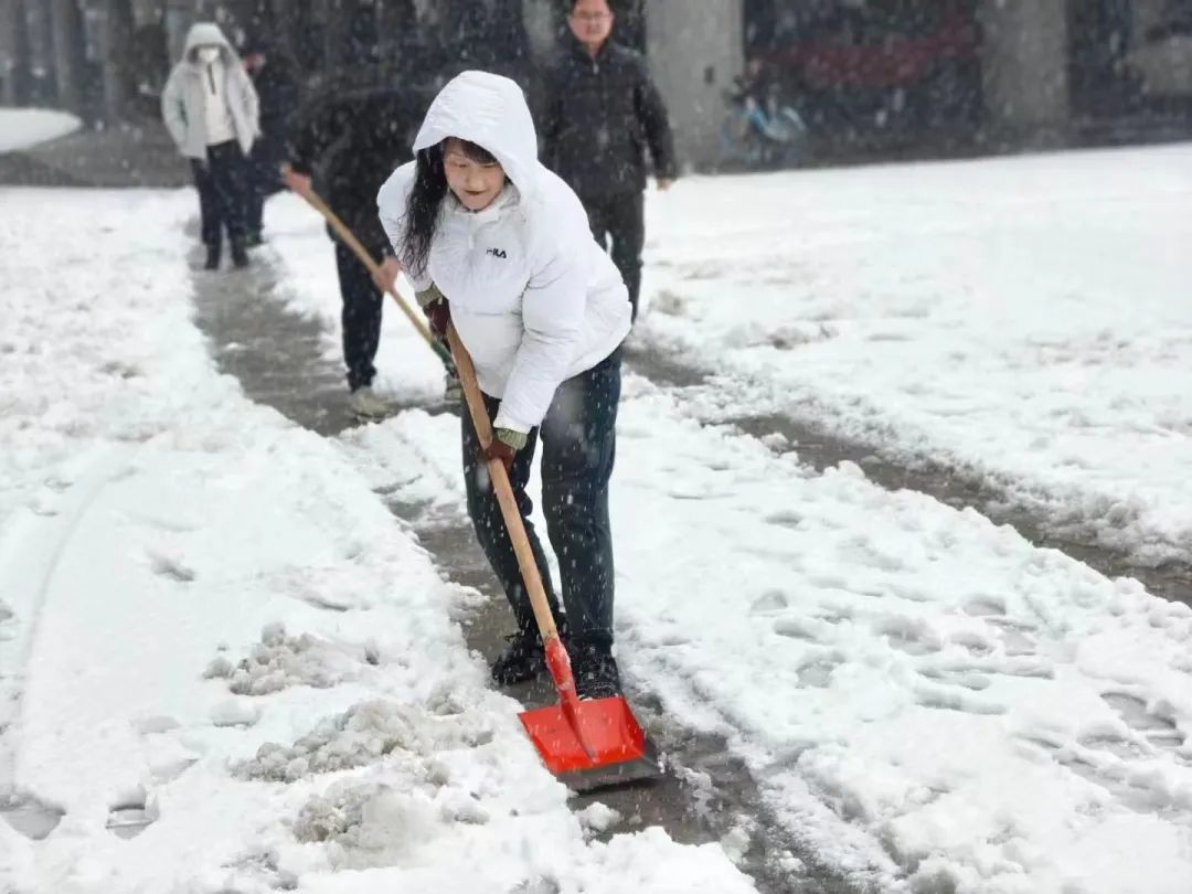 个人除雪照片图片