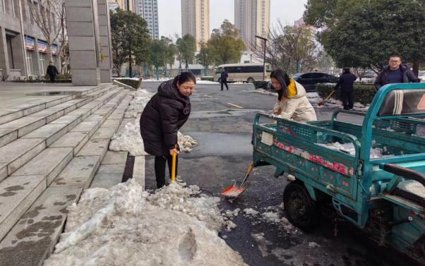 吴清家庭,为其带去了500元慰问金,并详细询问他们的生活及家人健康