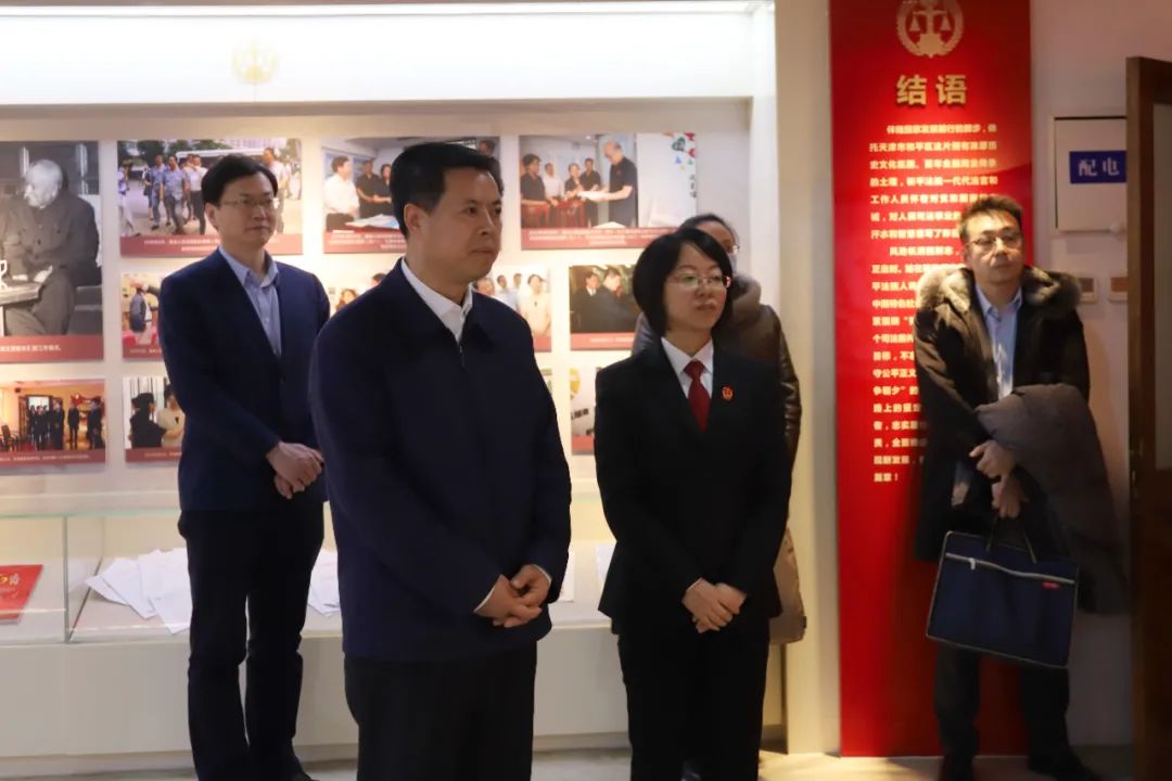 展开,在赵文艳院长的讲解介绍下,郑伟铭区长一行实地调研了家事法庭