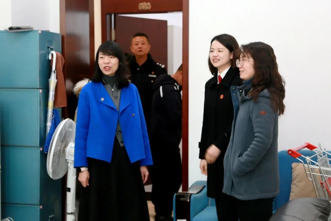 每到一处,党组书记杨越同志与干警亲切交谈,询问干警的工作,生活