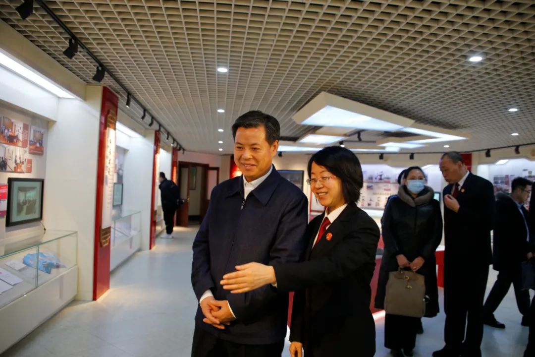 展开,在赵文艳院长的讲解介绍下,郑伟铭区长一行实地调研了家事法庭
