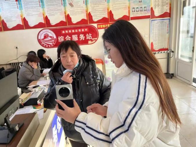 帮助村民打扫院落,切实发挥大学生志愿者功能,共同建设和美乡村新画卷