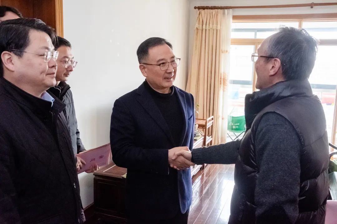 动态 | 区政协主席黄冲带队走访慰问驻区部队和烈士遗属