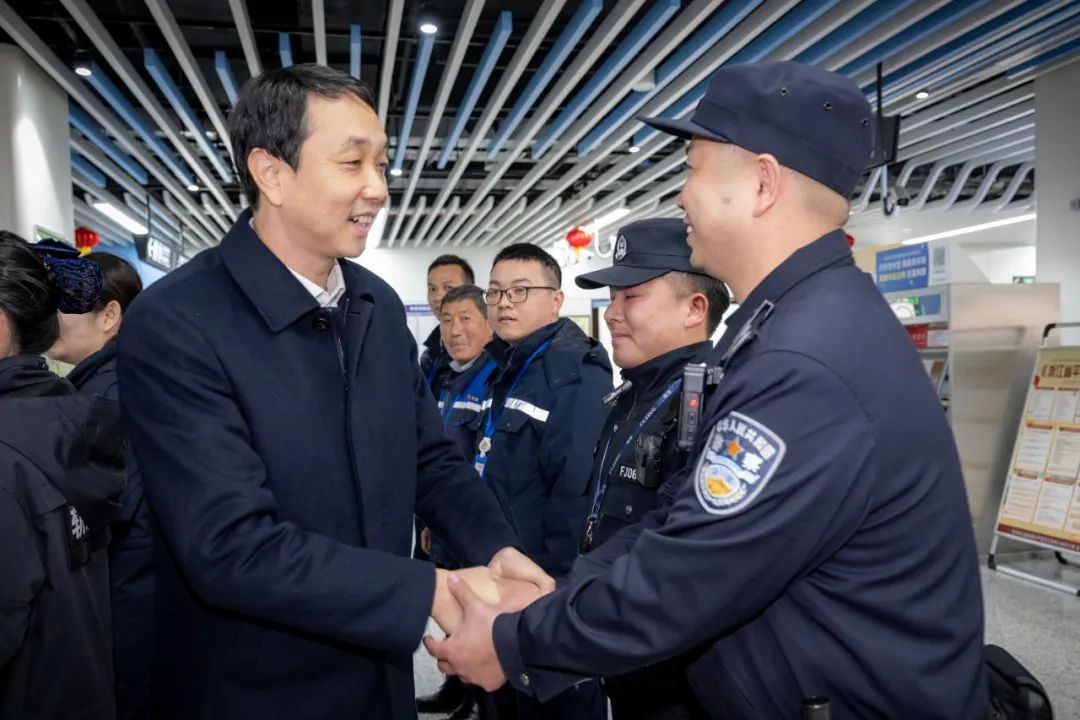 张健走访慰问春节不停工不停产重点企业重点项目并看望坚守一线劳动者