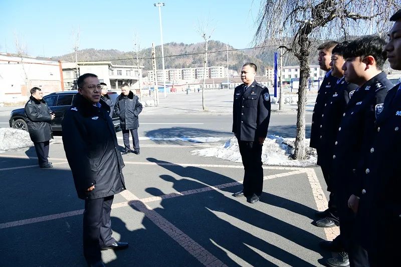 新春走基层春节慰问情暖警心图们市公安局党委春节期间走访慰问基层