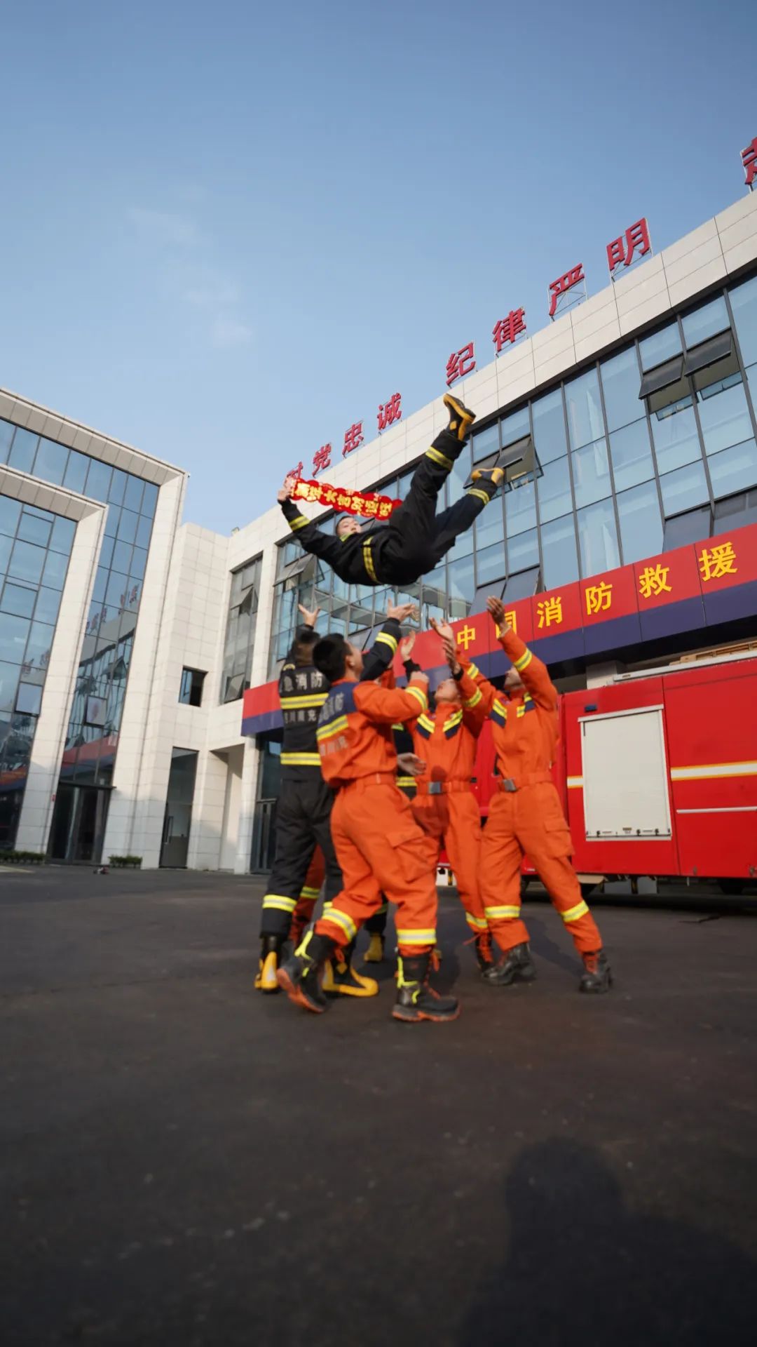 过年氛围红 | 消防队里的年味,藏不住了!(文末有彩蛋哟～)