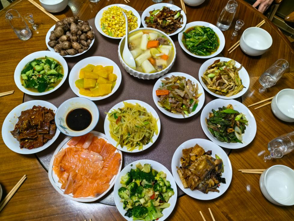 网友"玉姣":最外层的炸菜,蒸菜,凉菜一共10个,寓意新的一年十全十美.