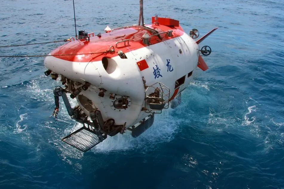 我国终于进入从无人到有人从600米到7000米"蛟龙"号在马里亚纳海沟