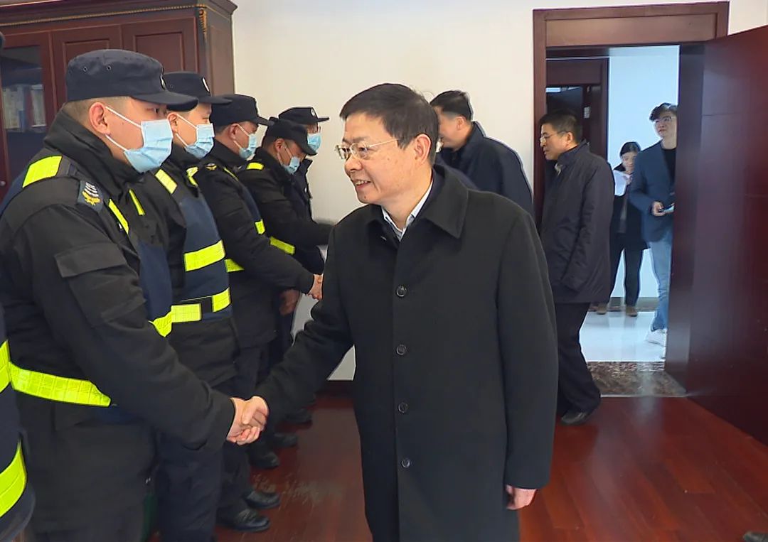 在区总值班室,顾云豪对大家全年无休,始终以饱满的精神开展工作表示