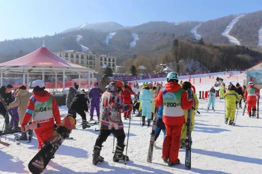 【新春走基层】亚布力阳光滑雪场的qiě,80%是留下过年的"小金豆"