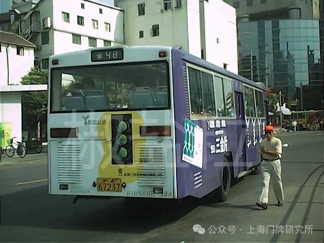 48路cfc6110gd(fc)型空调客车,普安路(朱达艺 摄,2002)48路sk6105p型