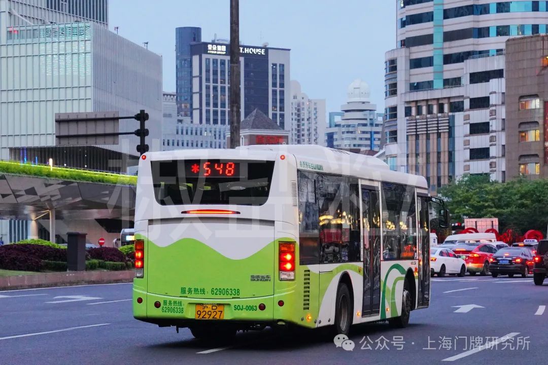 548路swb6107hg5(s0j)型客车,徐家汇@肇嘉浜路(魏家钧 摄,2021)548路