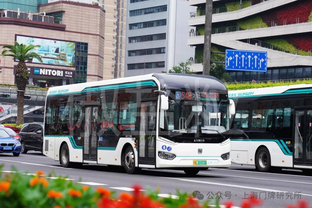 虹桥路(魏家钧 摄,2022)548路(机动车代车)sxc6110gbev3(w1c)型客车