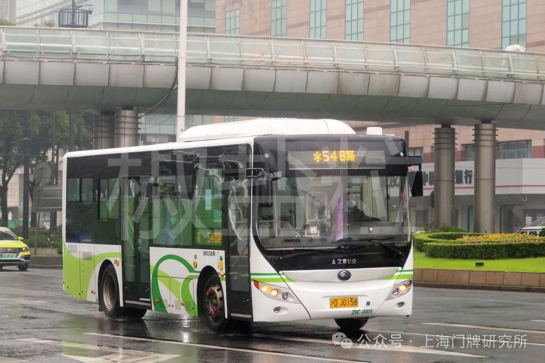 虹桥路(魏家钧 摄,2022)548路(机动车代车)sxc6110gbev3(w1c)型客车