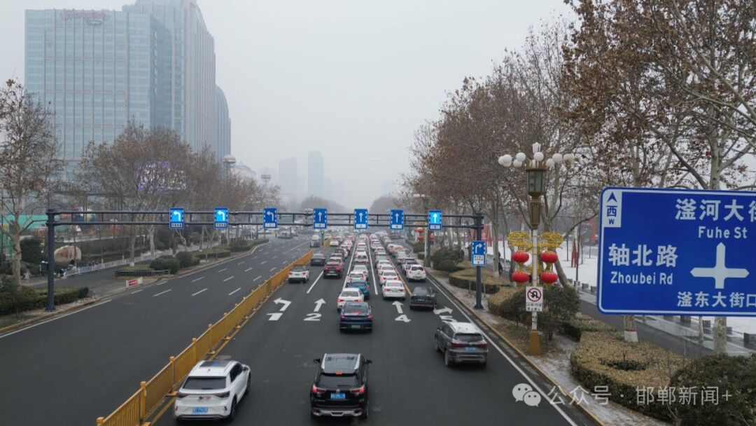 今天上午,记者在人民路环球中心路段看到,临近红绿灯十字路口的上方新