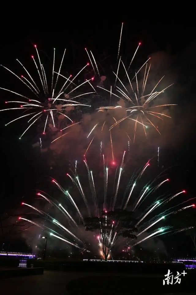 多图|第一视角看烟花!璀璨烟火闪耀蓬江园山湖_澎湃号