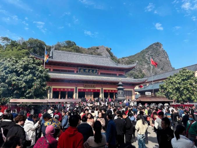 堵到发紫有网友称:不少人前往开山寺祈福微姐还在柳州人的朋友圈里