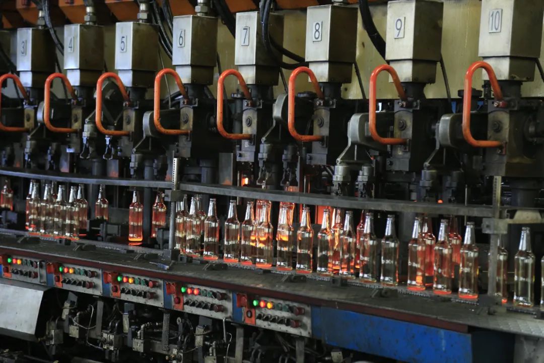 "今天是大年初二,但是我们华兴玻璃整个春节都是不放假的,春节期间