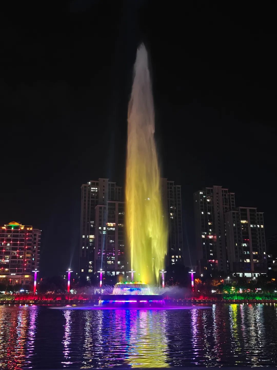 河源新丰江高喷增加场次,市区灯光秀,小喷泉同步开启!