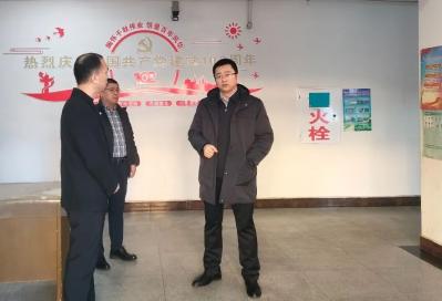 每到一处,刘海龙都仔细查看值班记录簿,了解领导带班和干部职工值班