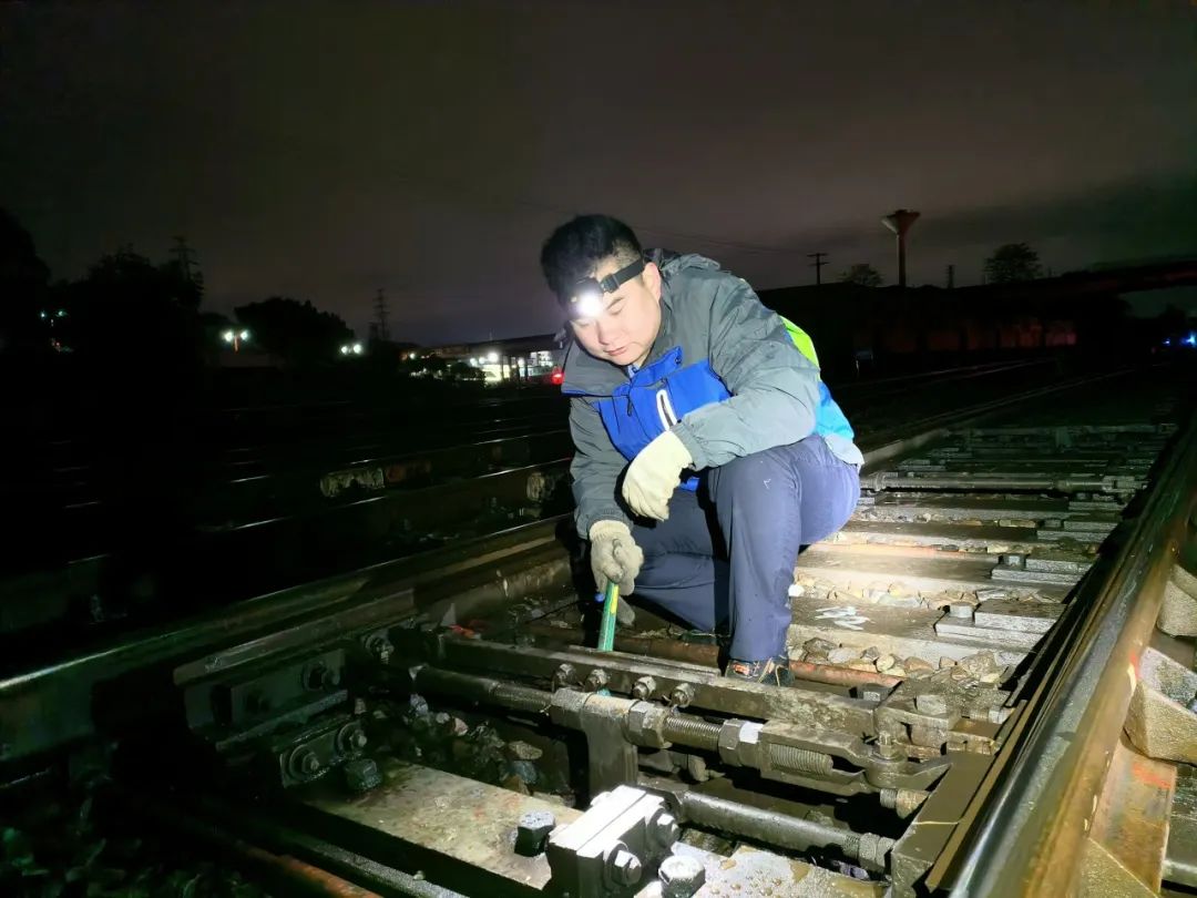 在萬家團圓時,他們堅守崗位守護列車安全_澎湃號