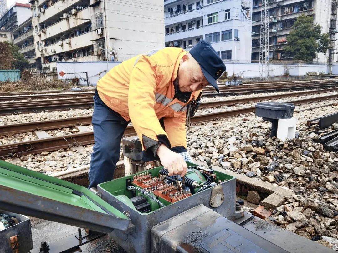 在萬家團圓時,他們堅守崗位守護列車安全_澎湃號