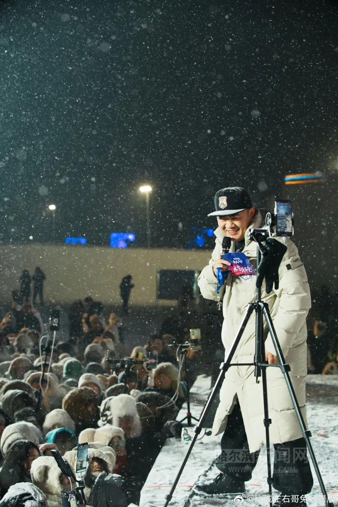 "左右哥"表示,这首歌曲是由黑龙江音乐人吴迪填词,创作的,1月初就向