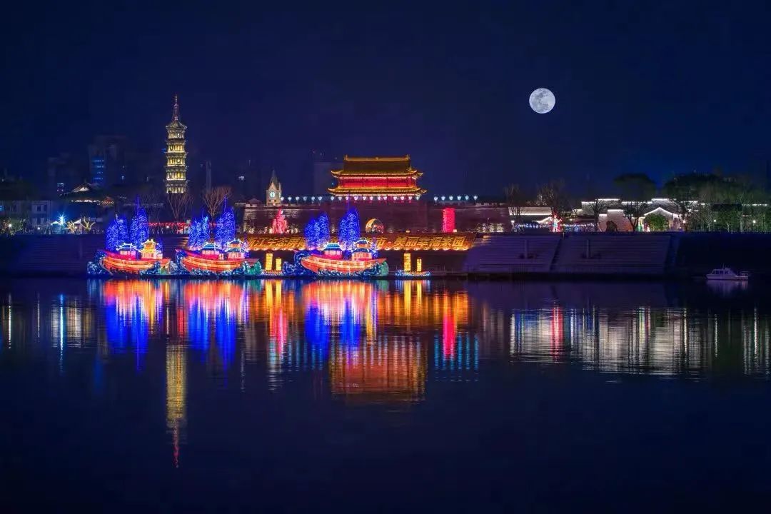 通过开展"周末市集"非遗专场,景区推出绍兴首部实景影画剧《鲁镇社戏